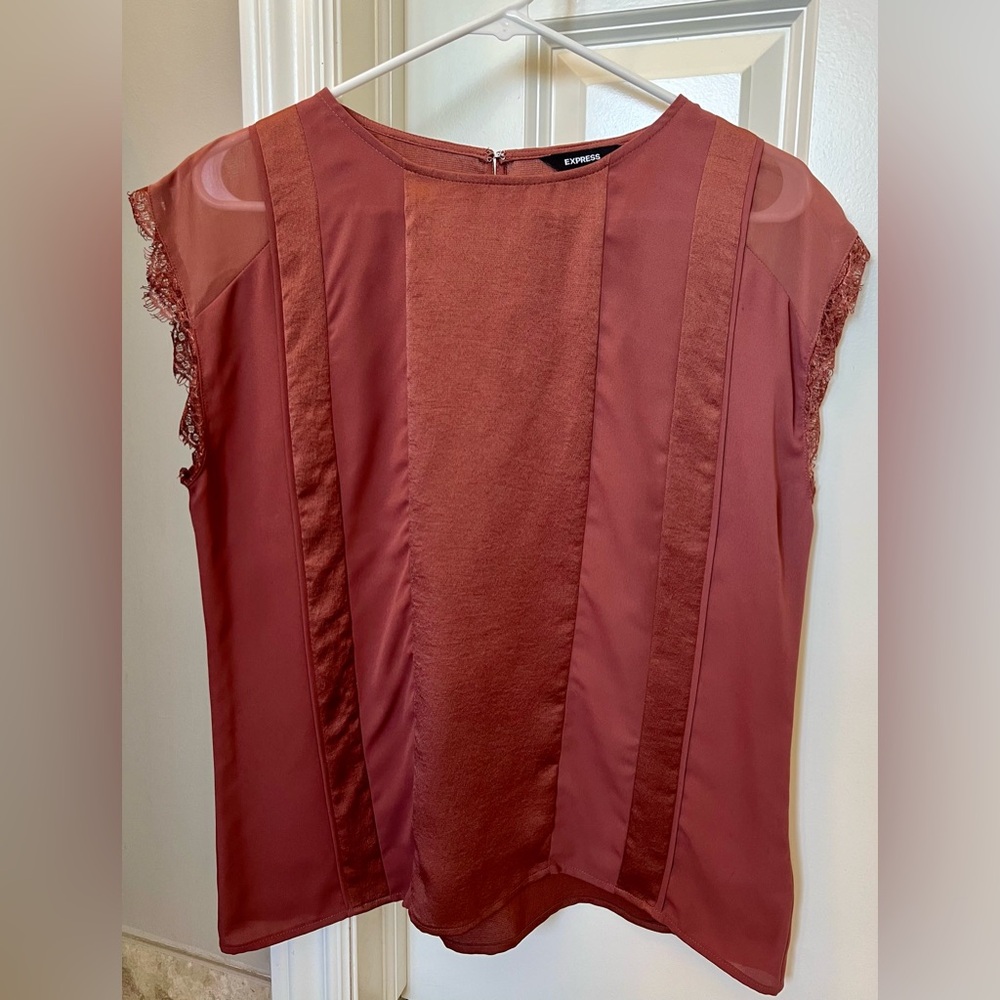 Express blouse in alternating fabrics with lace accent sleeves in mauve.